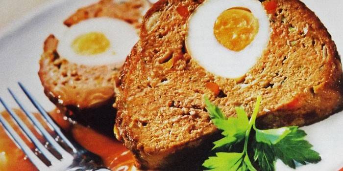 Рулет из фарша с яйцом